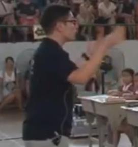 �������n��ȫ��С�WӢ�Z�n�ý̌W�^Ħ�nRon Molenda�Z���c��Ȼƴ�x